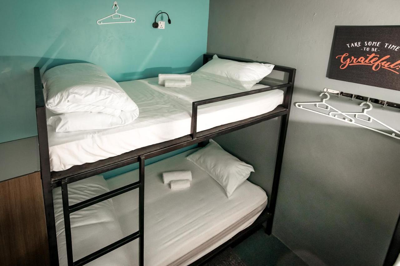 Vibrant Hostel Кота-Кинабалу Экстерьер фото